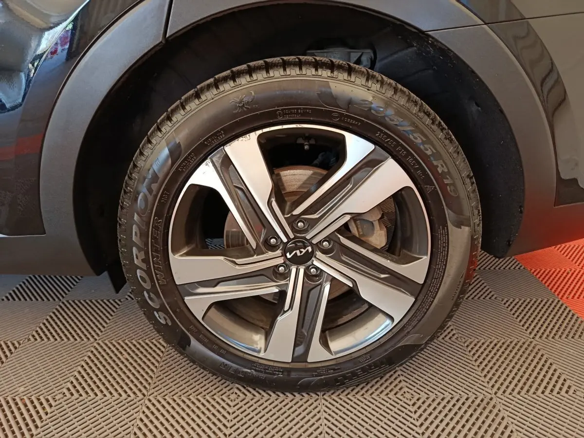 Gros plan sur la roue avant droite du Kia Sorento noir 2023, mettant en valeur la jante alliage et le pneu hiver.