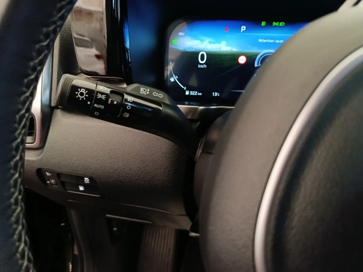 Gros plan sur le combiné d'instruments numérique du Kia Sorento 2023 hybride, affichage de vitesse et indicateurs.