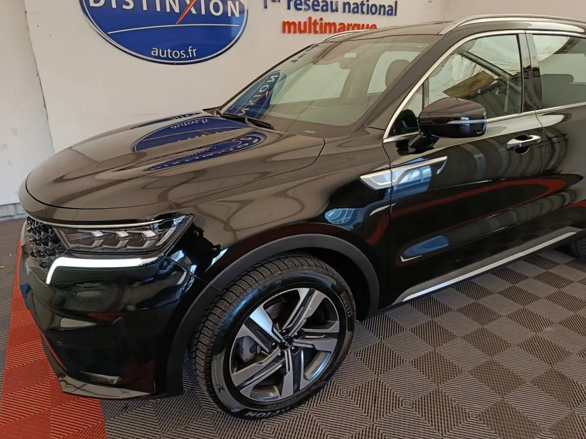 Vue 3/4 avant droit du KIA Sorento noir 2023 avec phares LED et jantes alliage distinctives.