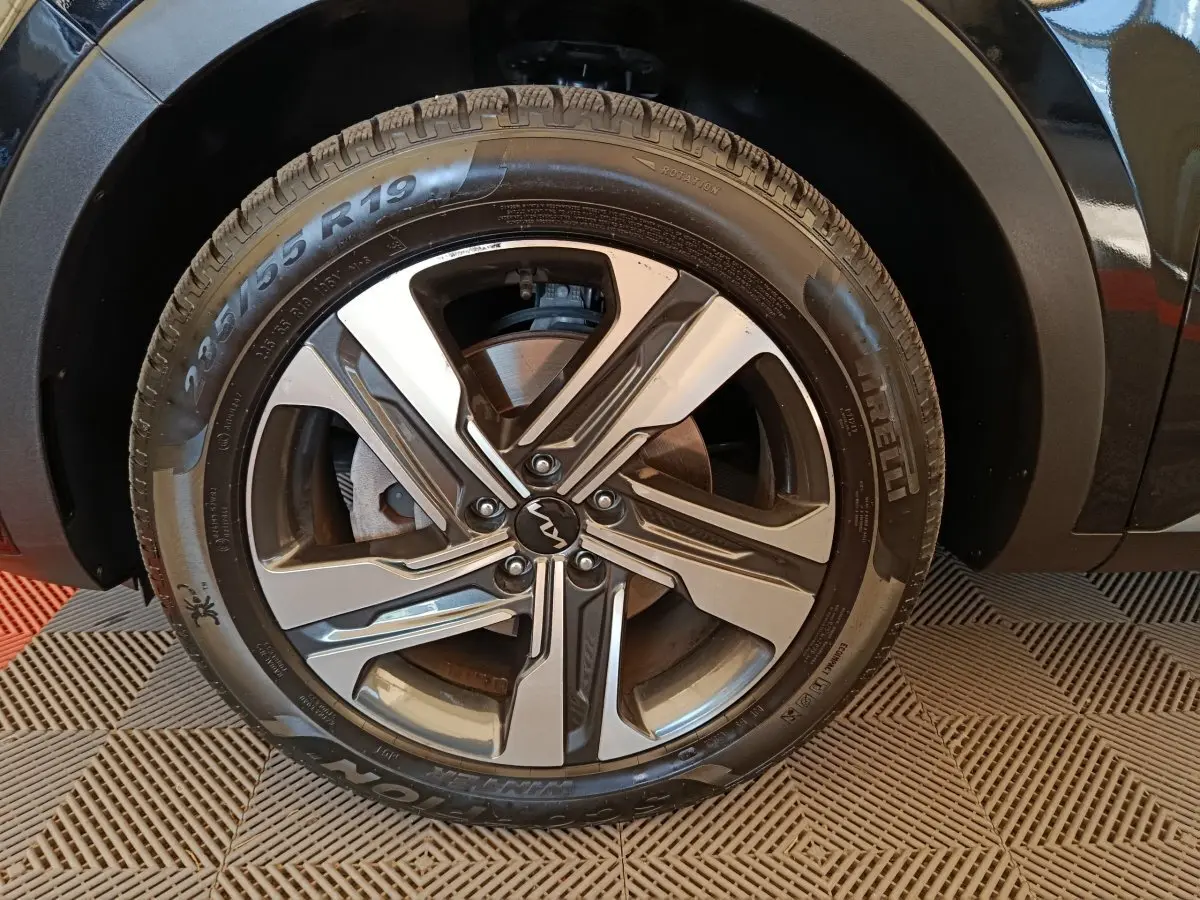 Gros plan sur la roue avant droite noire du Kia Sorento 2023 avec jante alliage et pneu Pirelli.
