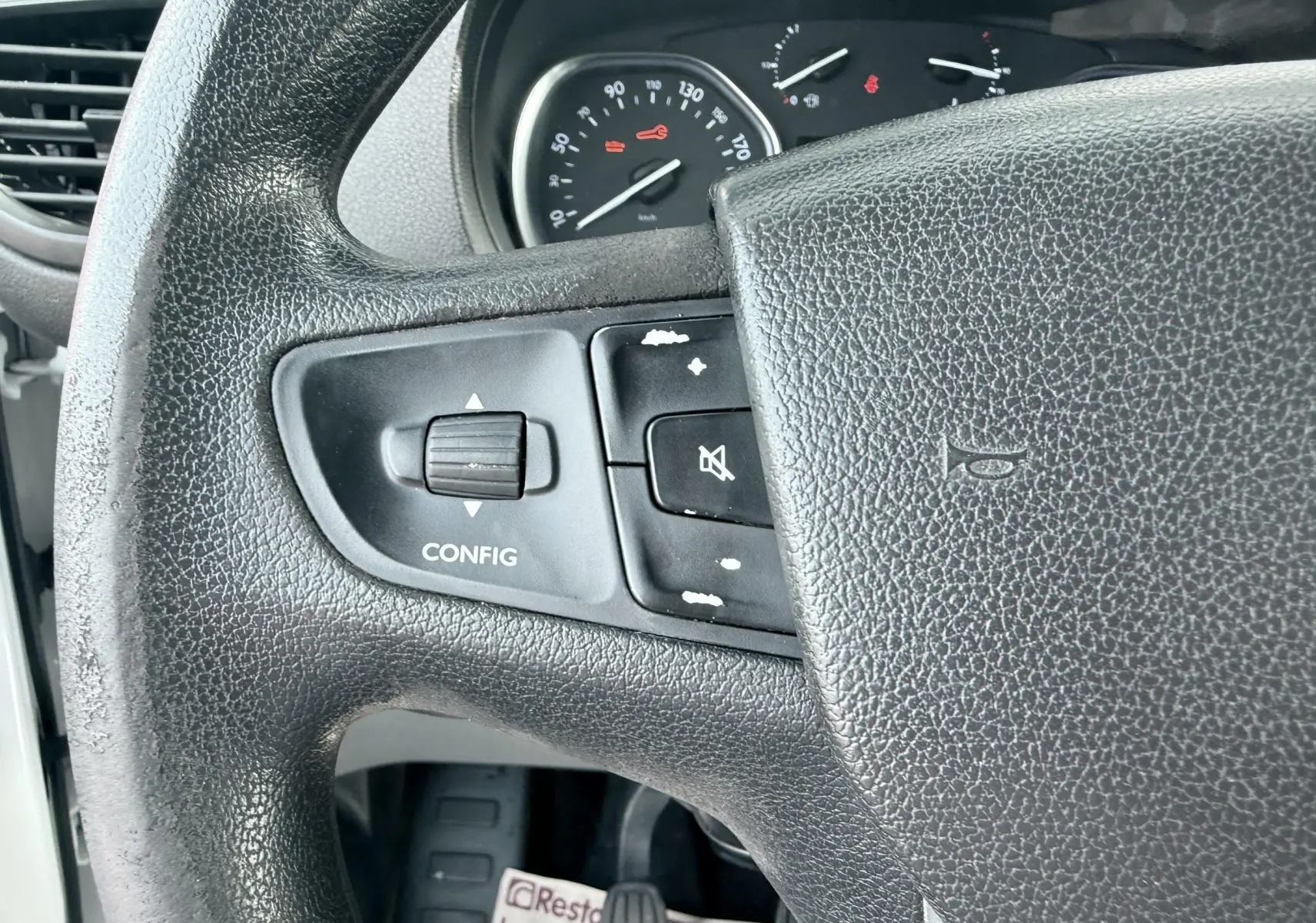 Gros plan sur le volant noir du Citroën Jumpy XL 2017, montrant les commandes de configuration et le tableau de bord partiel.