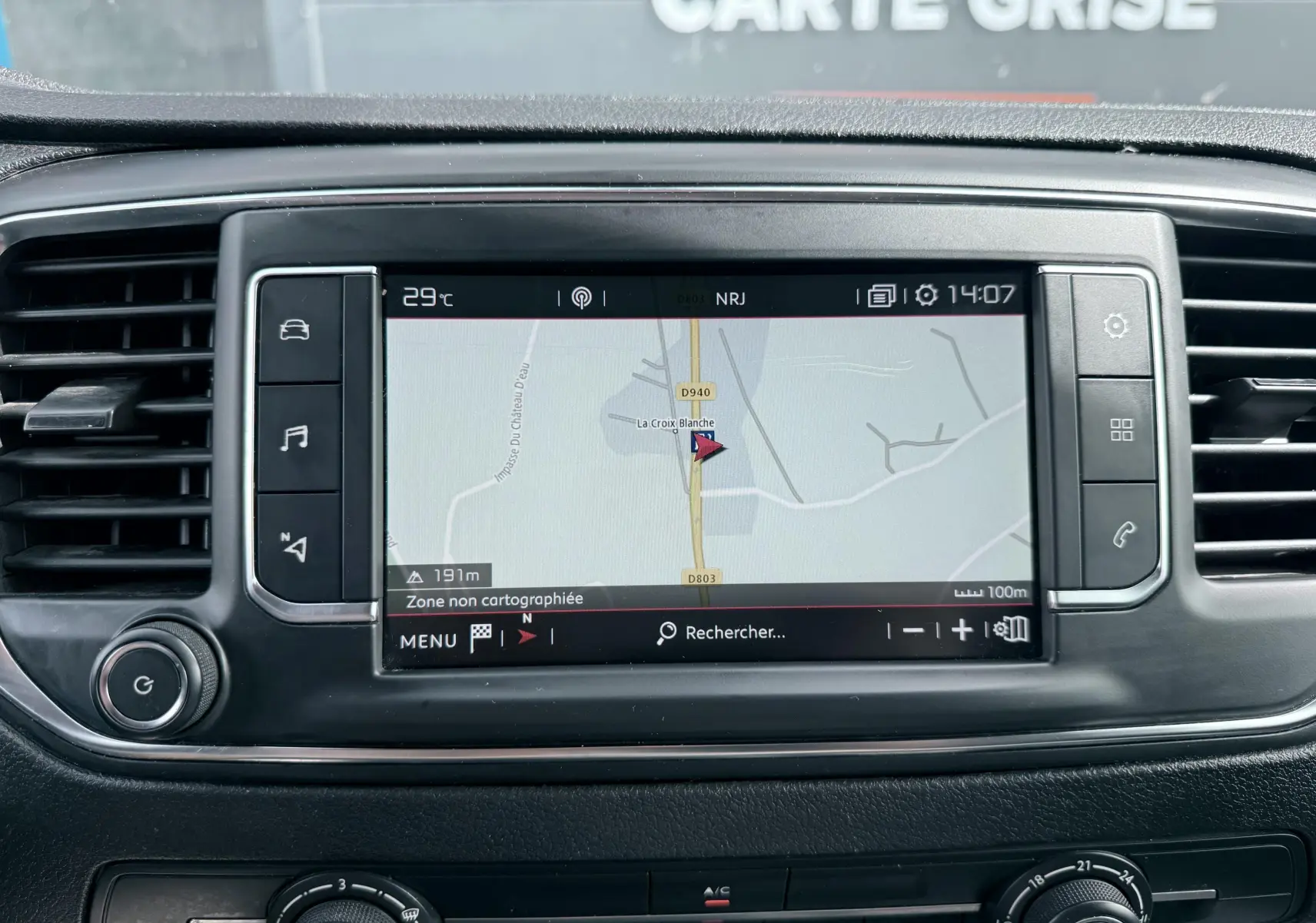 Vue rapprochée de l’écran tactile central noir du tableau de bord du Citroën Jumpy blanc, affichant la navigation GPS.