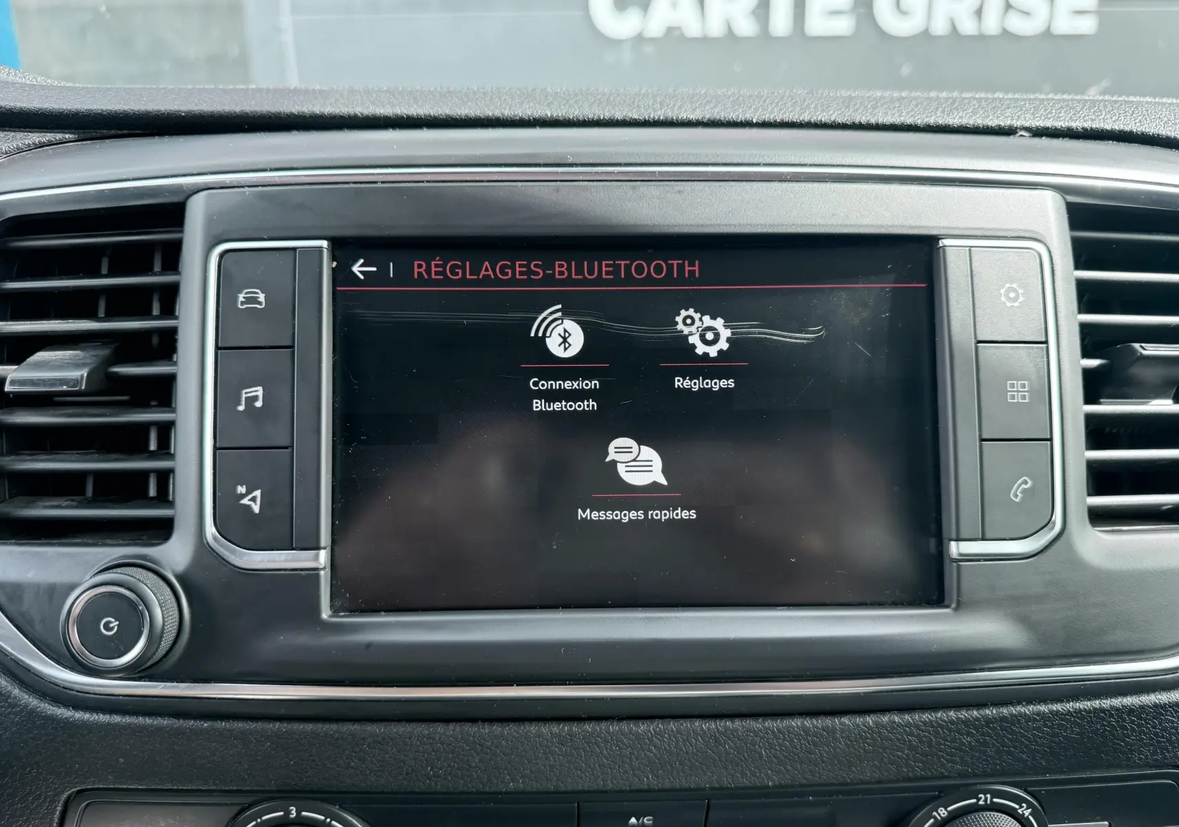 Écran tactile central du tableau de bord du Citroën Jumpy blanc, affichant les réglages Bluetooth.