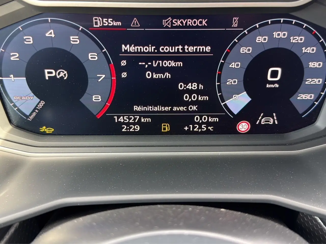 Tableau de bord numérique de l'Audi A1 Sportback 2025 affichant la vitesse, le régime moteur et diverses alertes.