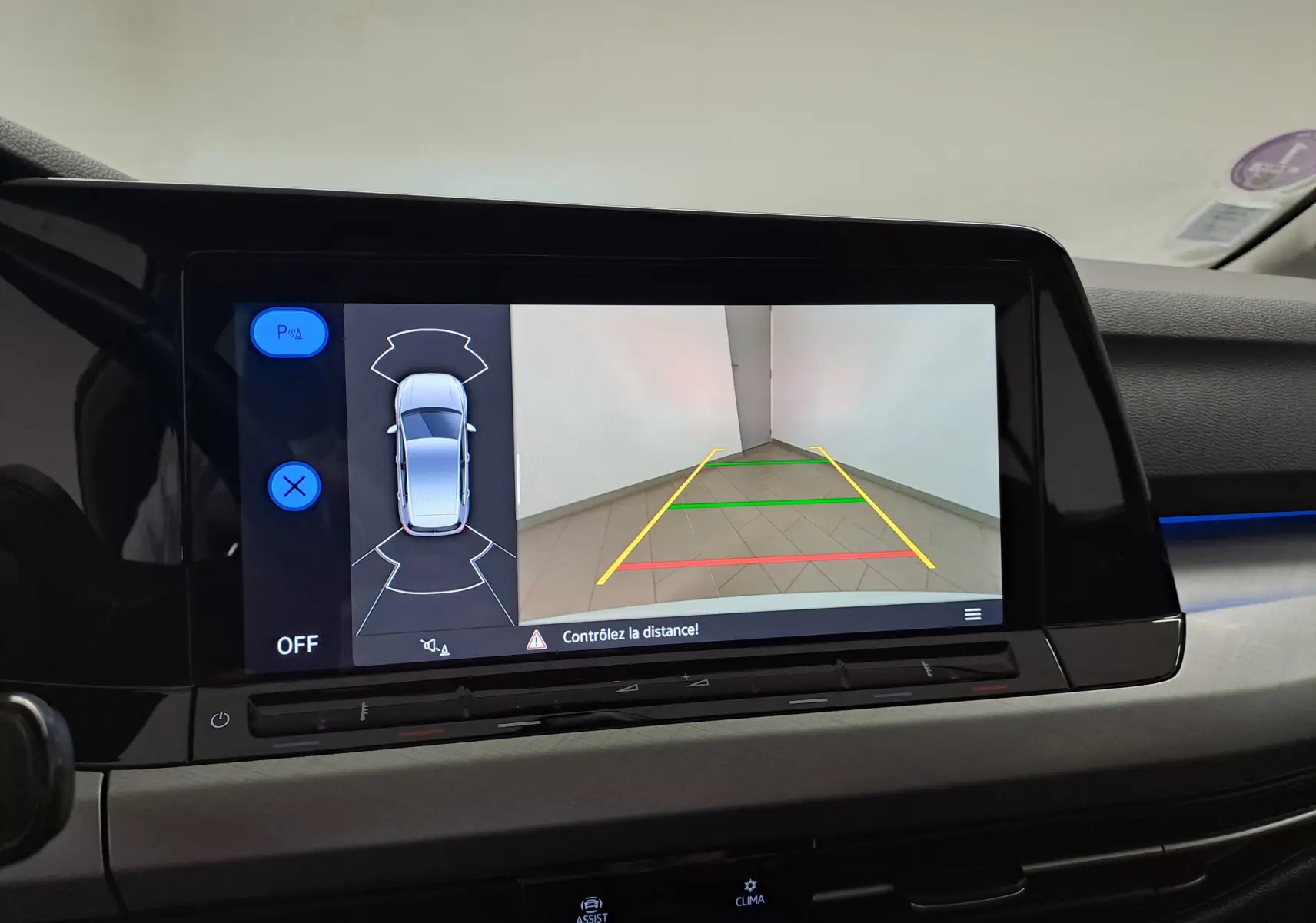 Écran central de la Volkswagen Golf 2022 montrant la caméra de recul avec lignes de guidage colorées.