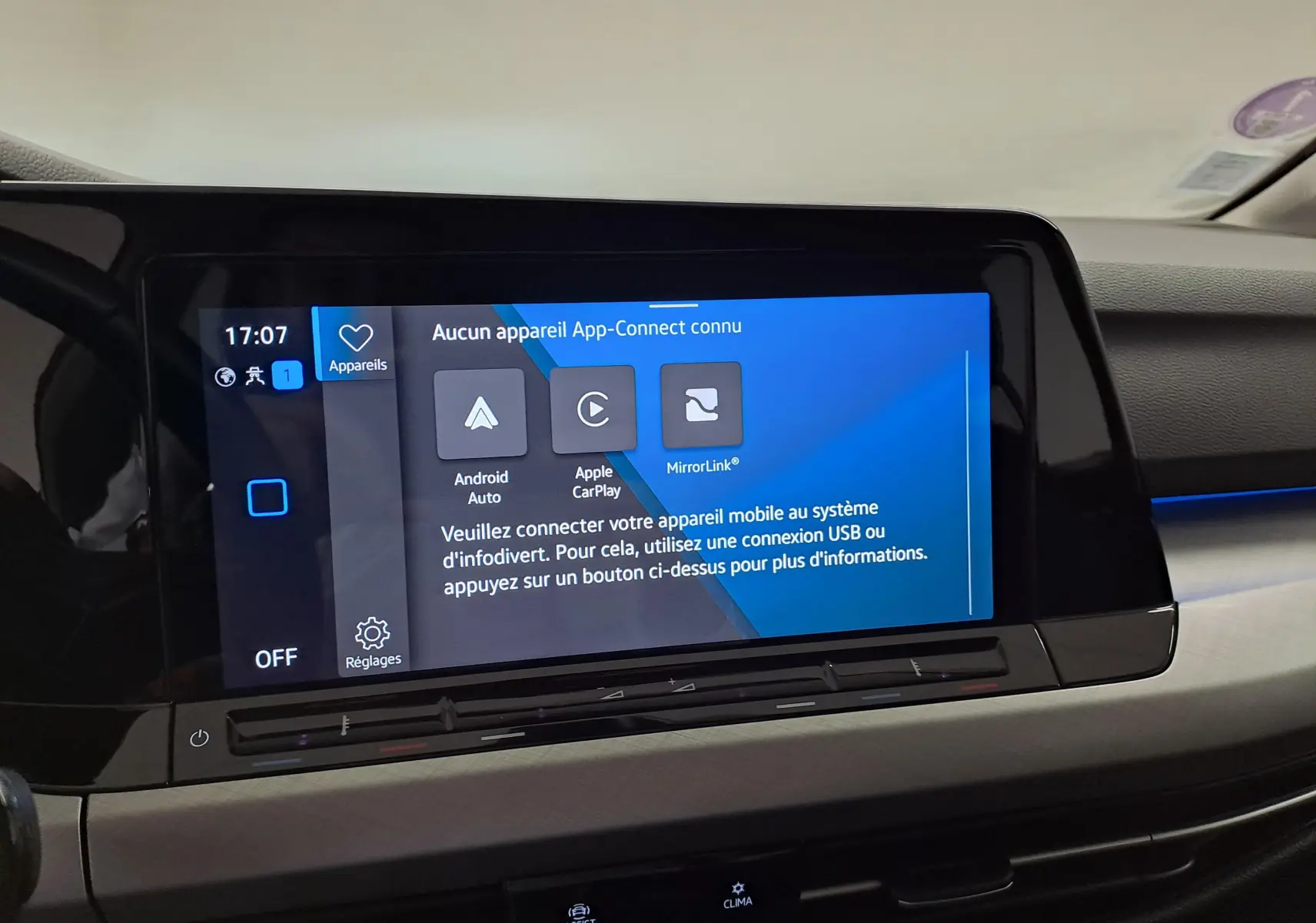 Écran tactile central de la Volkswagen Golf 1.5 TSI 130 blanc, affichant les options de connectivité App-Connect.