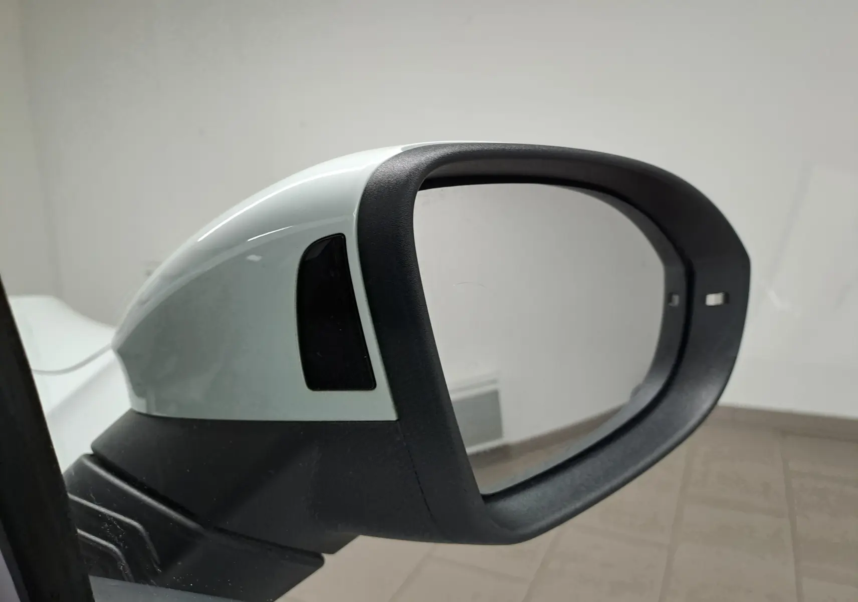 Rétroviseur extérieur droit blanc pur de Volkswagen Golf 1.5 TSI 130 DSG7 avec caméra de recul intégrée.