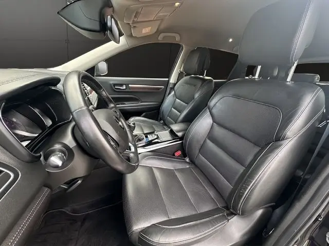 Intérieur noir cuir du Renault Koleos 2017 vu côté conducteur, mettant en valeur les sièges et le tableau de bord.