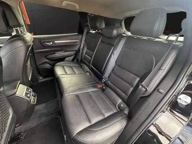 Vue intérieure côté droit sur la banquette arrière en cuir noir du Renault Koleos 2017 avec ceintures et appuie-têtes visibles.