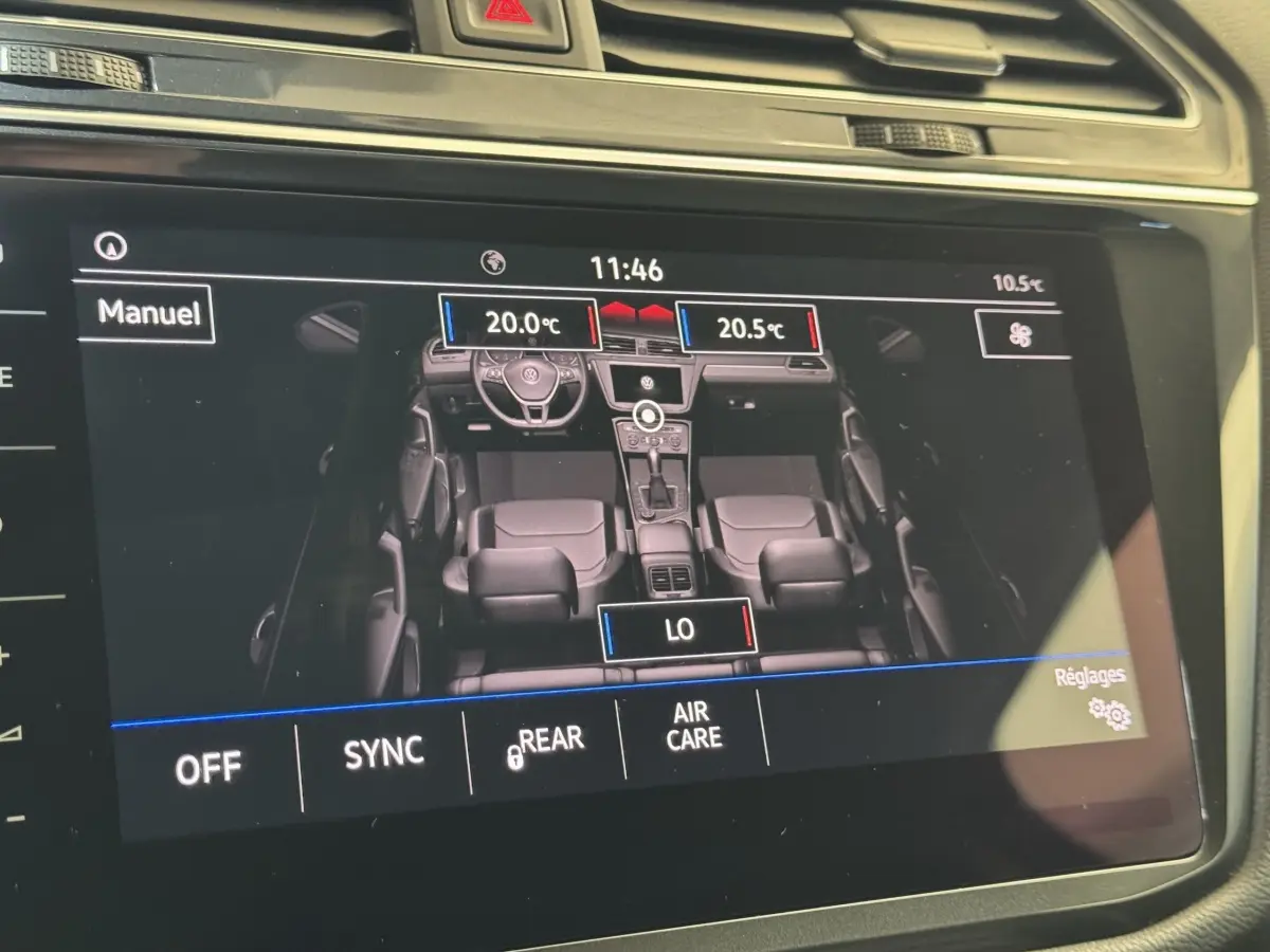 Écran tactile intérieur affichant la vue en plan des sièges et tableau de bord du Volkswagen Tiguan Allspace gris foncé.