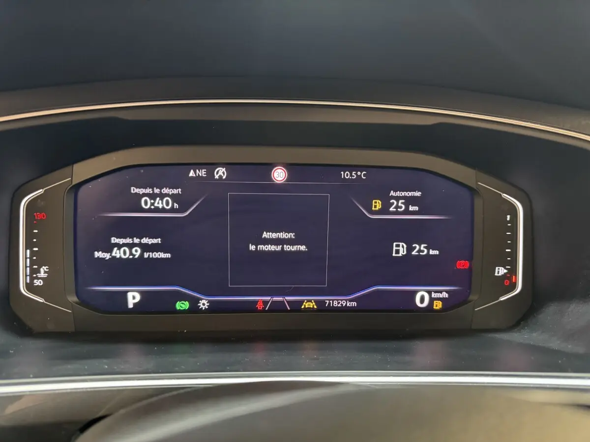 Affichage numérique du tableau de bord du Volkswagen Tiguan Allspace 2019, avec informations de conduite et autonomie.