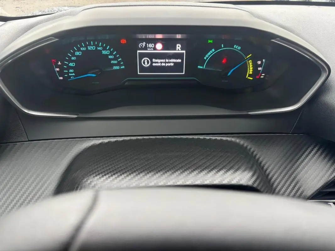 Vue rapprochée du cockpit numérique de la Peugeot 208 Hybrid 100 e-DCS6 Style 2025, affichage digital et tableau de bord noir.