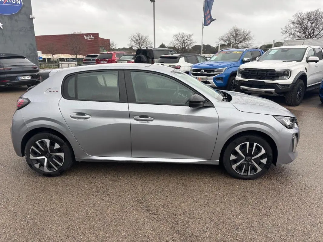 Peugeot 208 Hybrid gris vue de profil côté gauche, avec jantes 16 pouces et badge Style à l'arrière.