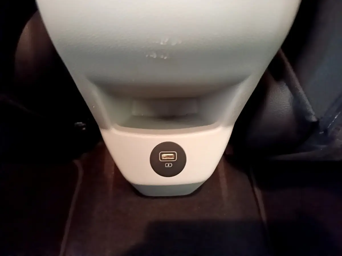 Prise USB arrière intégrée dans la console centrale grise claire d'une Hyundai i20 2022 hybride.