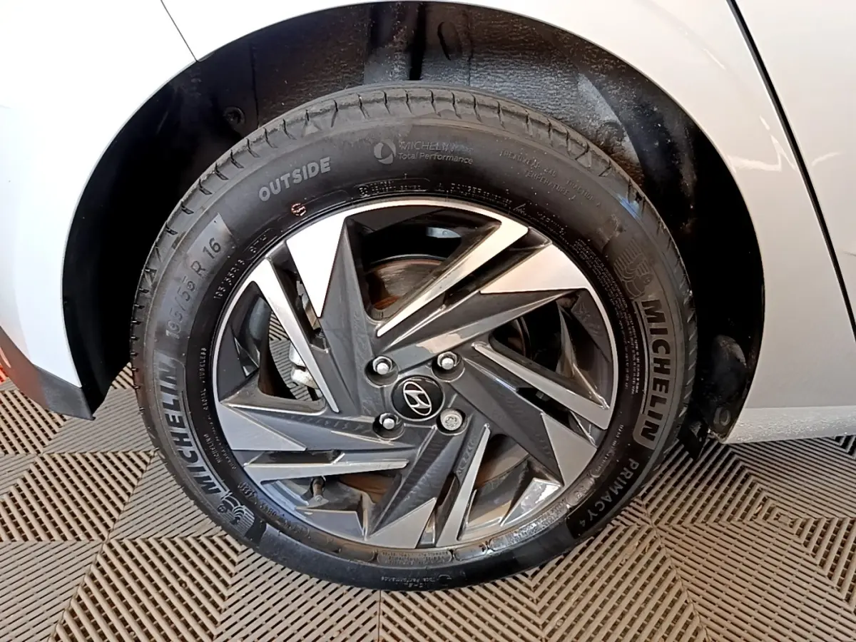 Gros plan sur la roue avant droite gris clair de la Hyundai i20 2022 avec jante alliage et pneu Michelin.