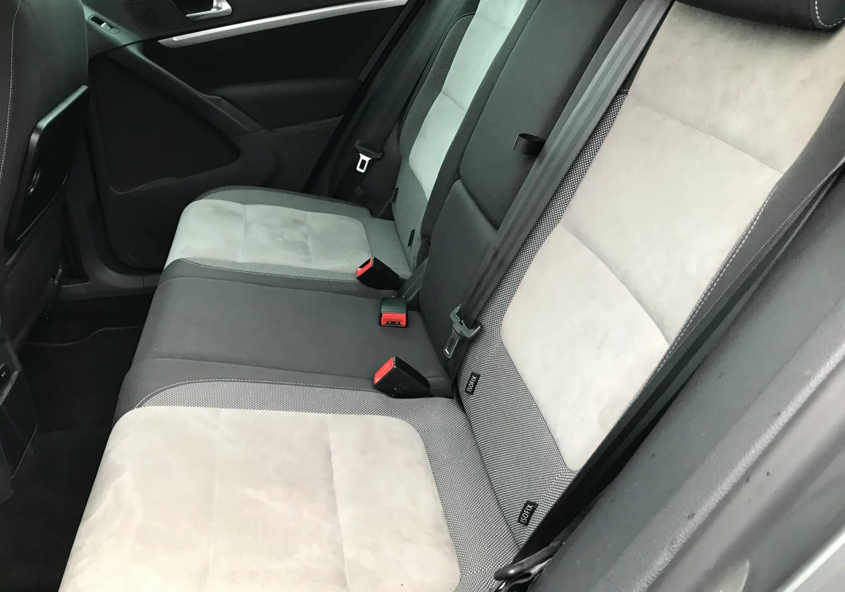 Vue intérieure côté droit des sièges arrière en tissu gris clair et alcantara sur Volkswagen Tiguan Sportline 2012.