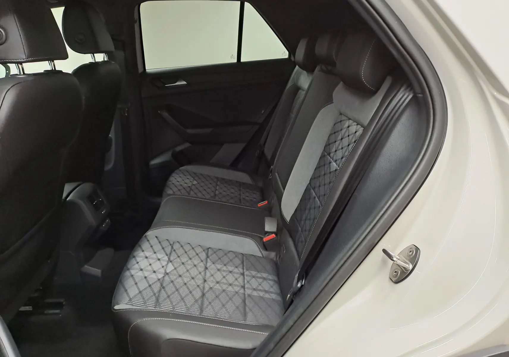 Vue intérieure côté droit des sièges arrière en tissu et cuir noir du Volkswagen T-Roc Gris Ascot 2024 finition R-Line