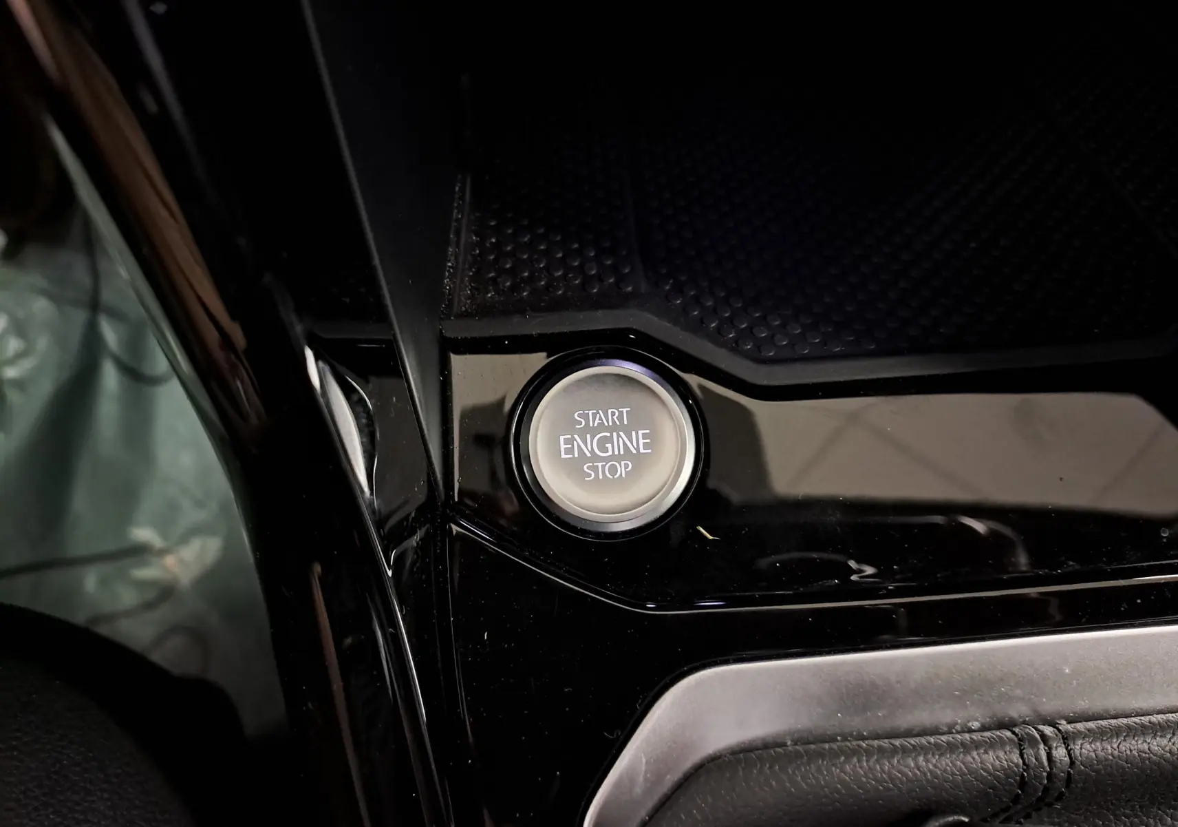 Gros plan sur le bouton Start Engine Stop dans l'habitacle noir du Volkswagen T-Roc 1.5 TSI R-Line 2024.