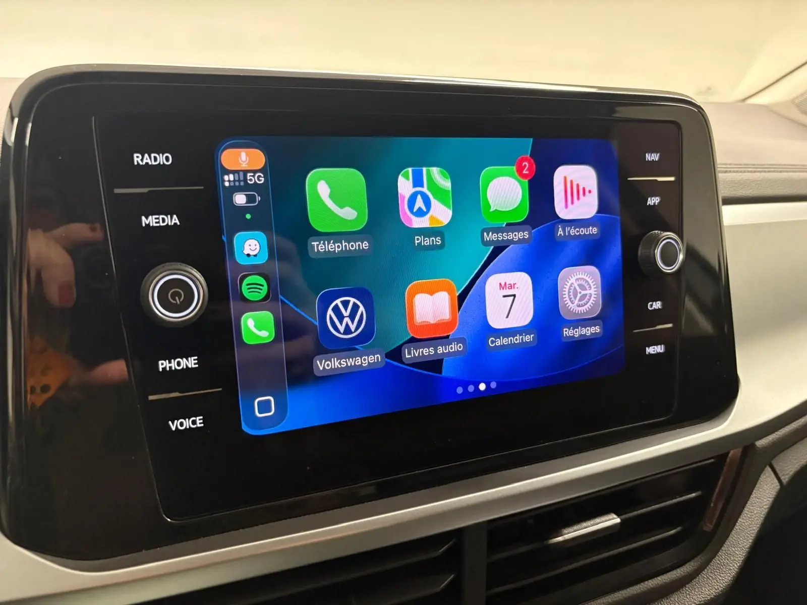 Écran tactile central du Volkswagen T-Roc 2024 affichant les applications connectées, vue intérieure rapprochée.