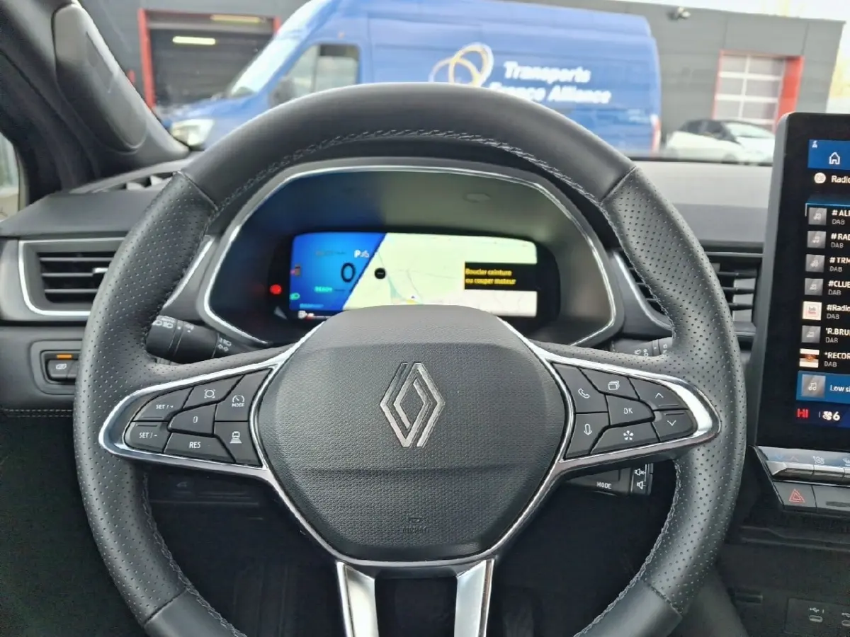 Vue centrée sur le volant noir en cuir du Renault Symbioz 2025 avec tableau de bord numérique et écran tactile latéral.
