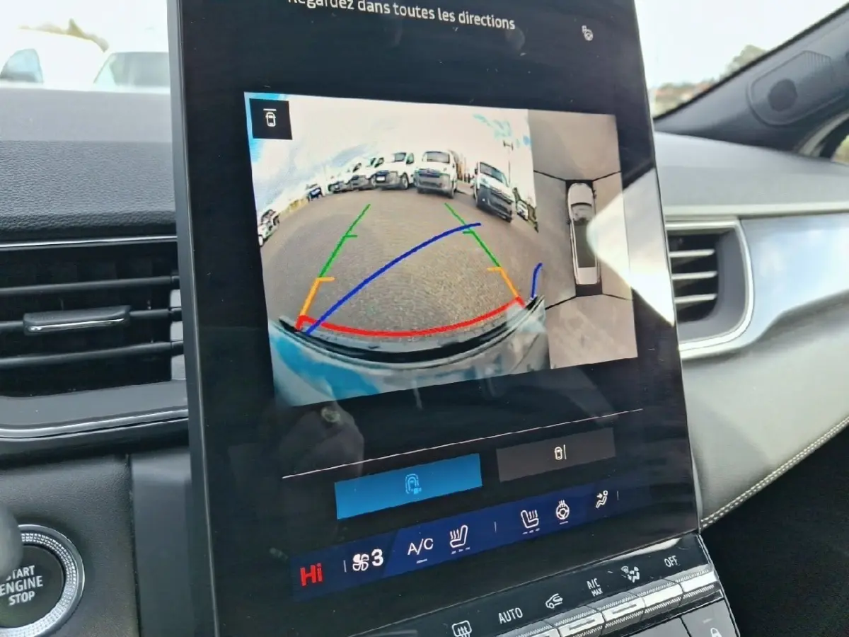 Écran tactile central montrant la caméra 360° d’aide au stationnement d’une Renault Symbioz noire, vue intérieure.