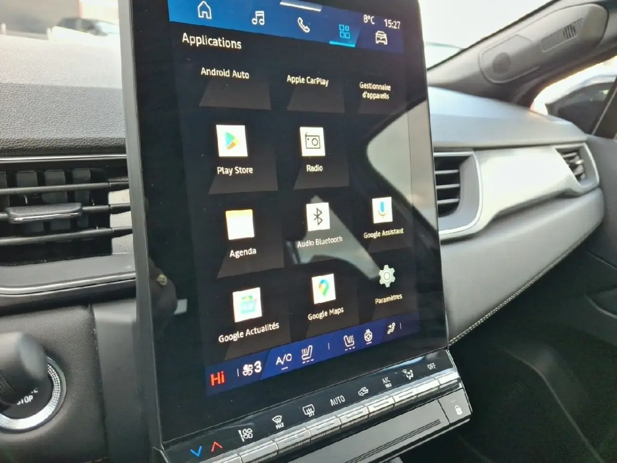 Vue intérieure du tableau de bord du Renault Symbioz noir, avec grand écran tactile central affichant les applications connectées.