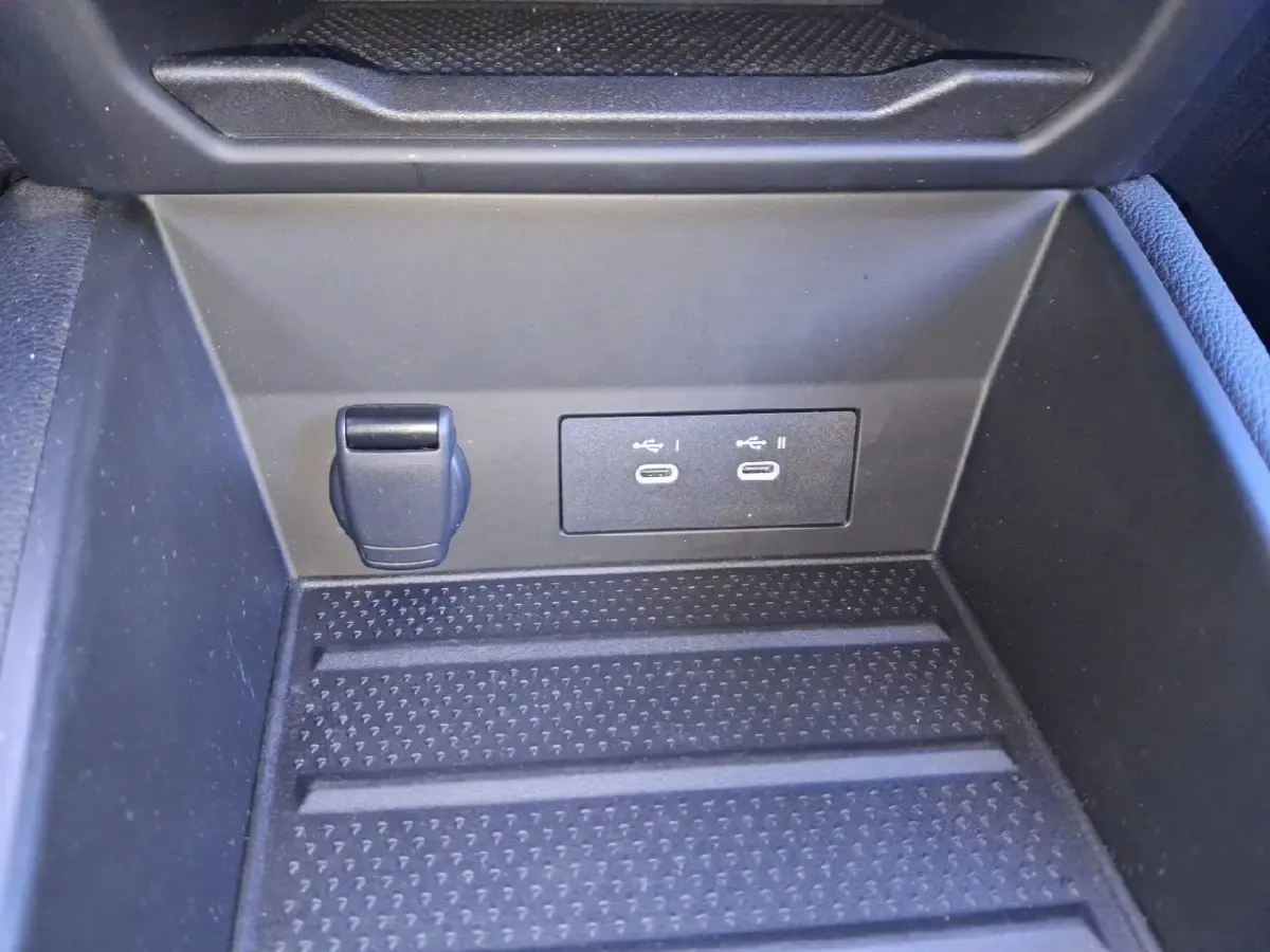 Gros plan sur la console centrale noire du Renault Symbioz 2025 montrant deux ports USB-C et une prise 12V.