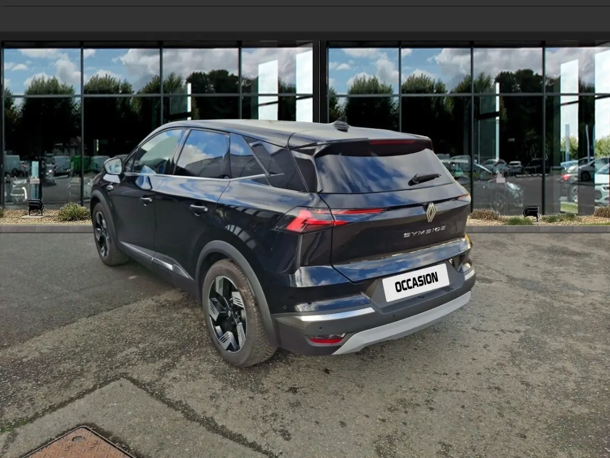 Vue 3/4 arrière droite d’un Renault Symbioz noir avec feux LED fins et jantes noires distinctives.