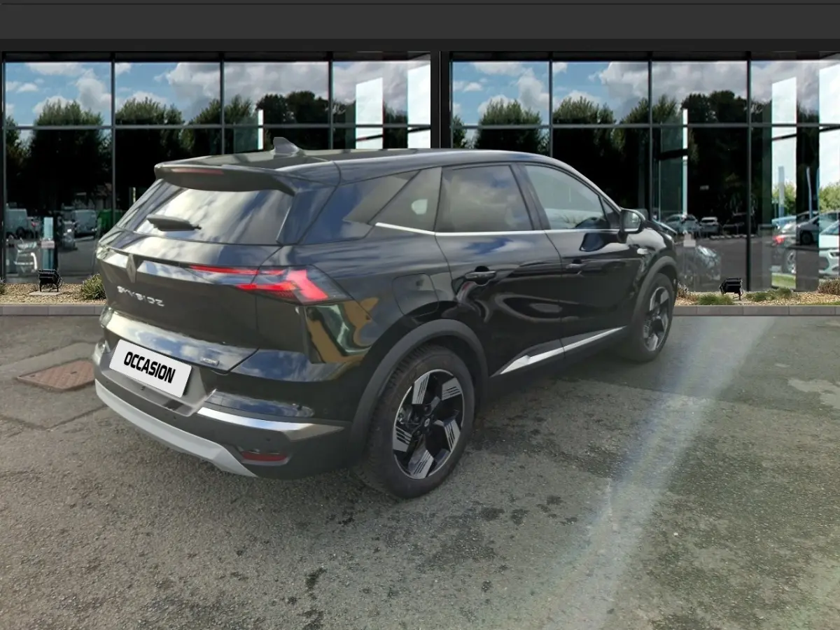 Vue 3/4 arrière droite d’un Renault Symbioz noir avec feux arrière LED et jantes au design moderne.