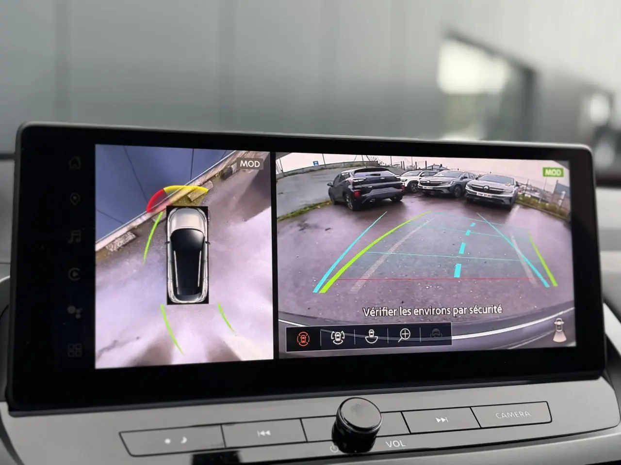 Écran de caméra 360° et recul du Nissan Qashqai gris Squale, affichage intérieur du système d'aide au stationnement.