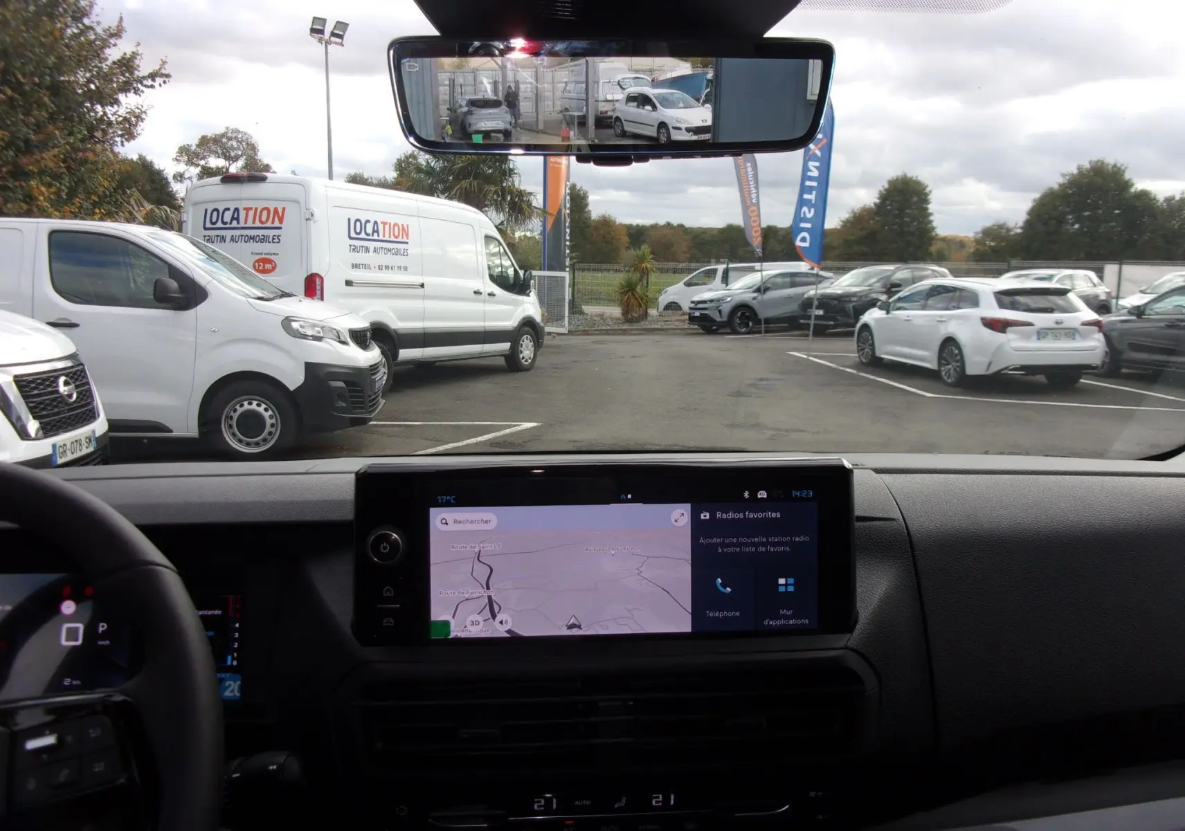 Vue intérieure avant du Citroën Jumpy XL noir Perla, avec écran tactile 10'' et rétroviseur numérique affichant la caméra arrière.