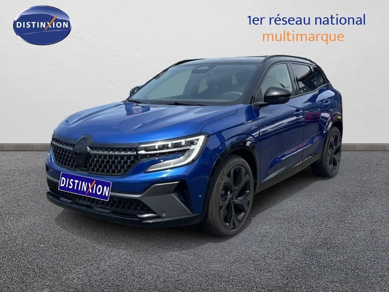 Renault Austral 2024 bleu Iron Metal avec toit noir, vue 3/4 avant droit mettant en valeur ses optiques LED et jantes noires.
