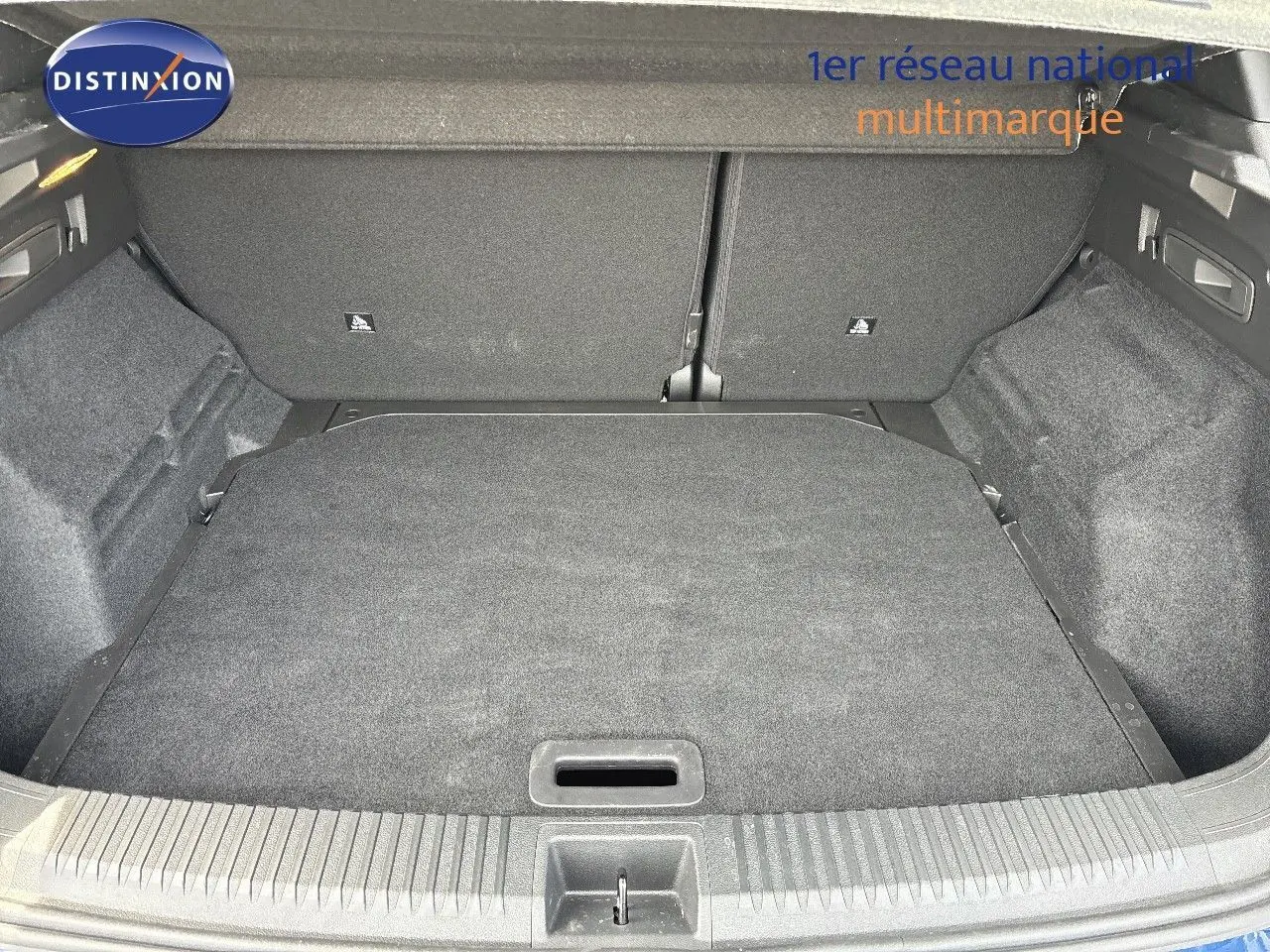 Coffre spacieux et vide du Renault Austral 2024, vue de l'arrière avec revêtement gris foncé.