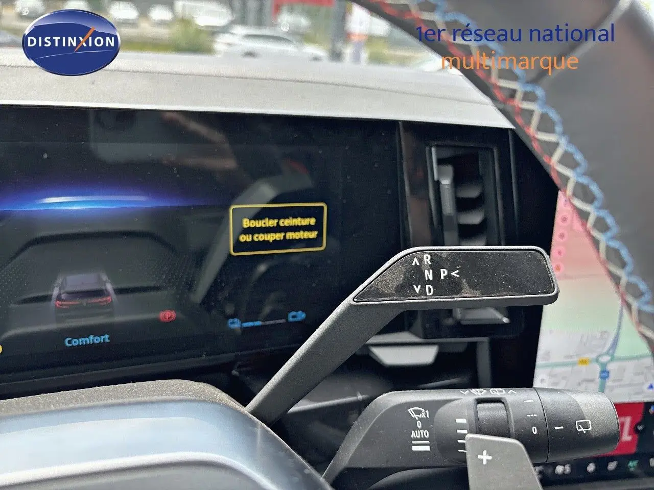 Le levier de vitesses automatique et le tableau de bord numérique du Renault Austral bleu Iron Metal avec toit noir.