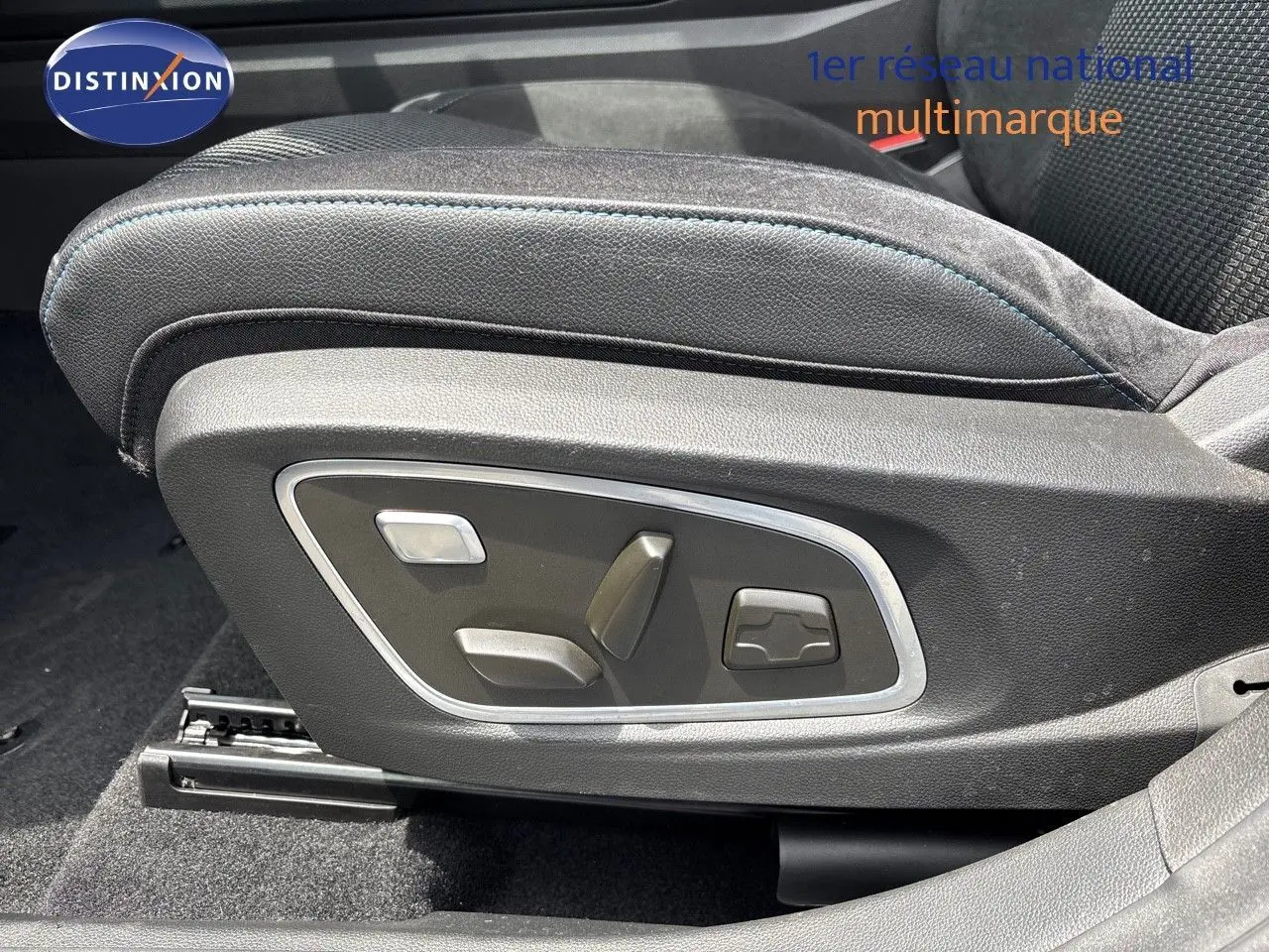 Réglages électriques du siège conducteur du Renault Austral 2024, avec surpiqûres bleues sur tissu noir.