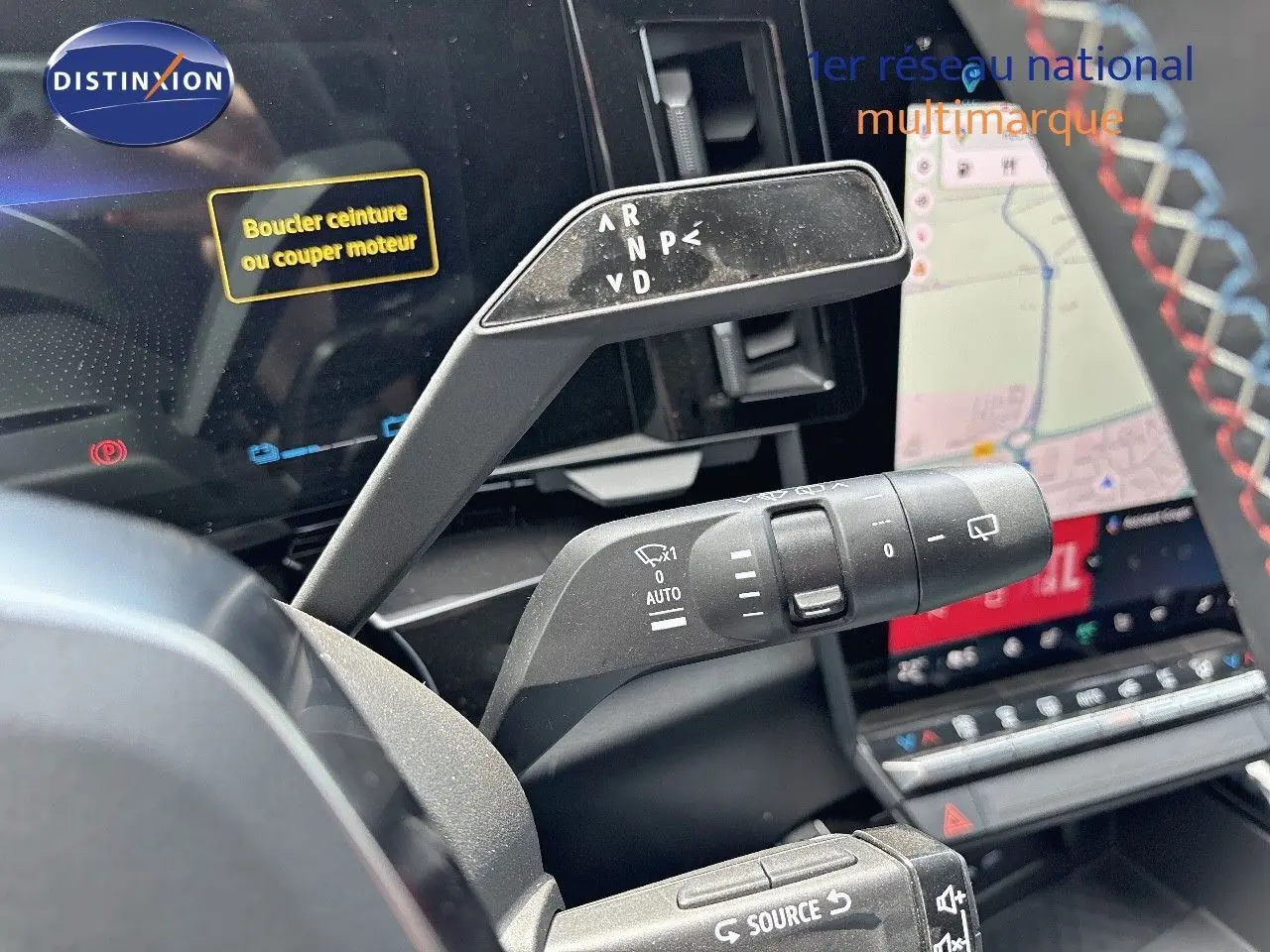 Gros plan sur les commandes de boîte automatique et essuie-glace du Renault Austral 2024, intérieur moderne avec écran tactile.