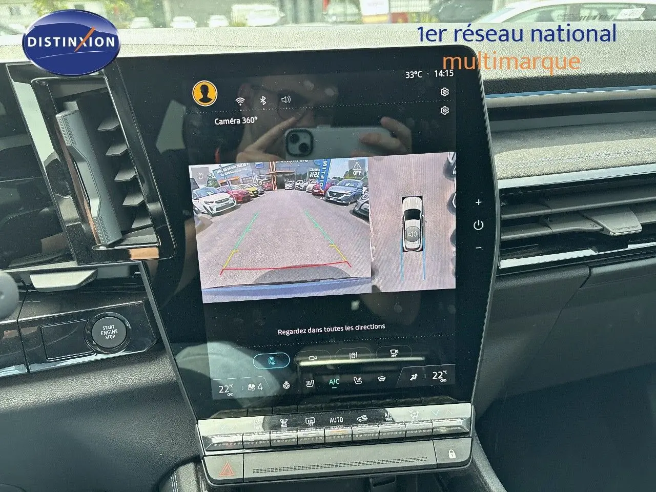 Écran central du Renault Austral 2024 montrant la caméra 360° avec vue arrière et plan en plongée du véhicule.