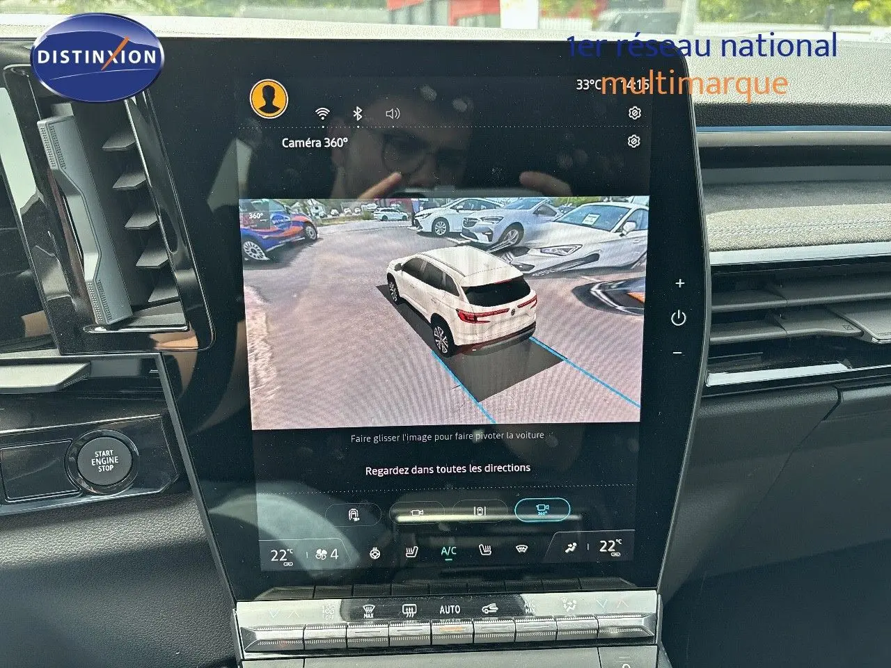 Écran central affichant la caméra 360° du Renault Austral bleu iron metal avec toit noir en vue arrière 3D.