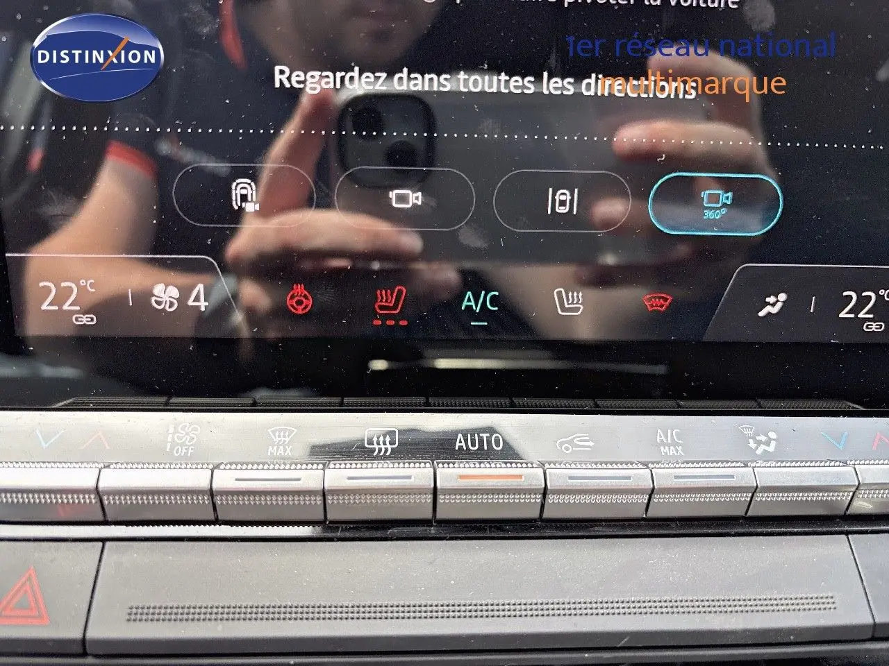 Gros plan sur la console centrale tactile du Renault Austral 2024 hybride, affichant la climatisation et les commandes chauffantes.