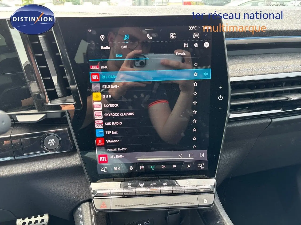 Tableau de bord du Renault Austral 2024 avec écran tactile central affichant les stations radio, finition noire et détails chromés.
