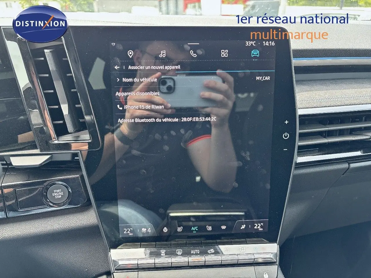 Vue rapprochée de l'écran tactile central du tableau de bord du Renault Austral 2024 bleu Iron Metal avec toit noir.