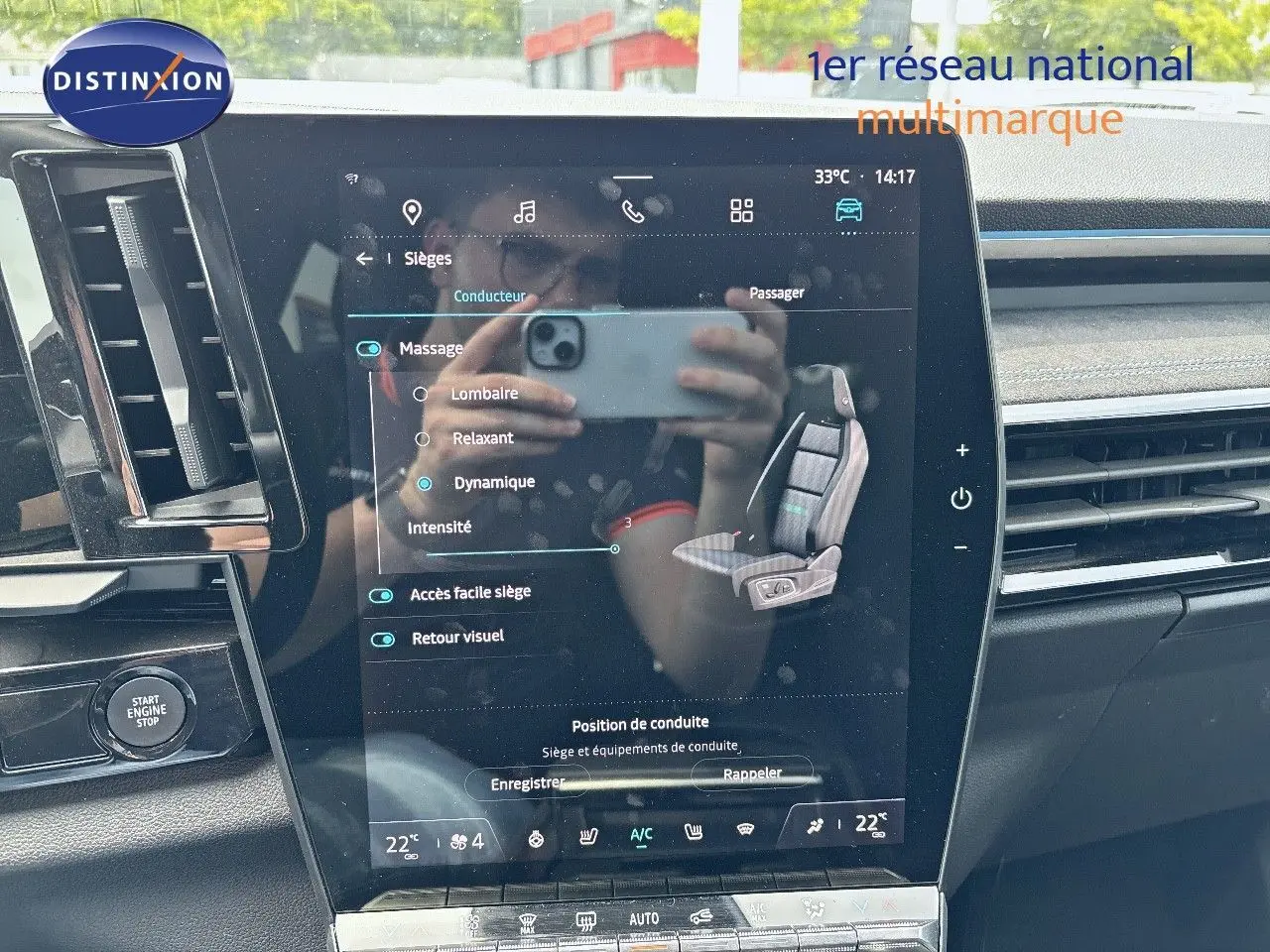 Écran tactile central du Renault Austral 2024 affichant les réglages de massage siège côté passager, intérieur noir moderne.