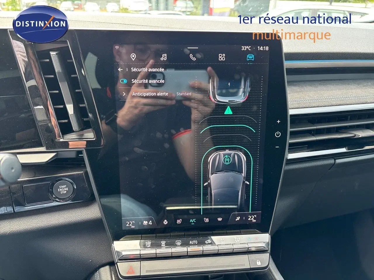 Écran tactile central du tableau de bord du Renault Austral 2024, affichant les réglages de sécurité avancée.