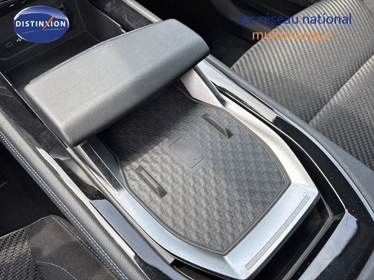 Gros plan sur la console centrale noire avec accoudoir et surface texturée du Renault Austral 2024 finition Iconic.