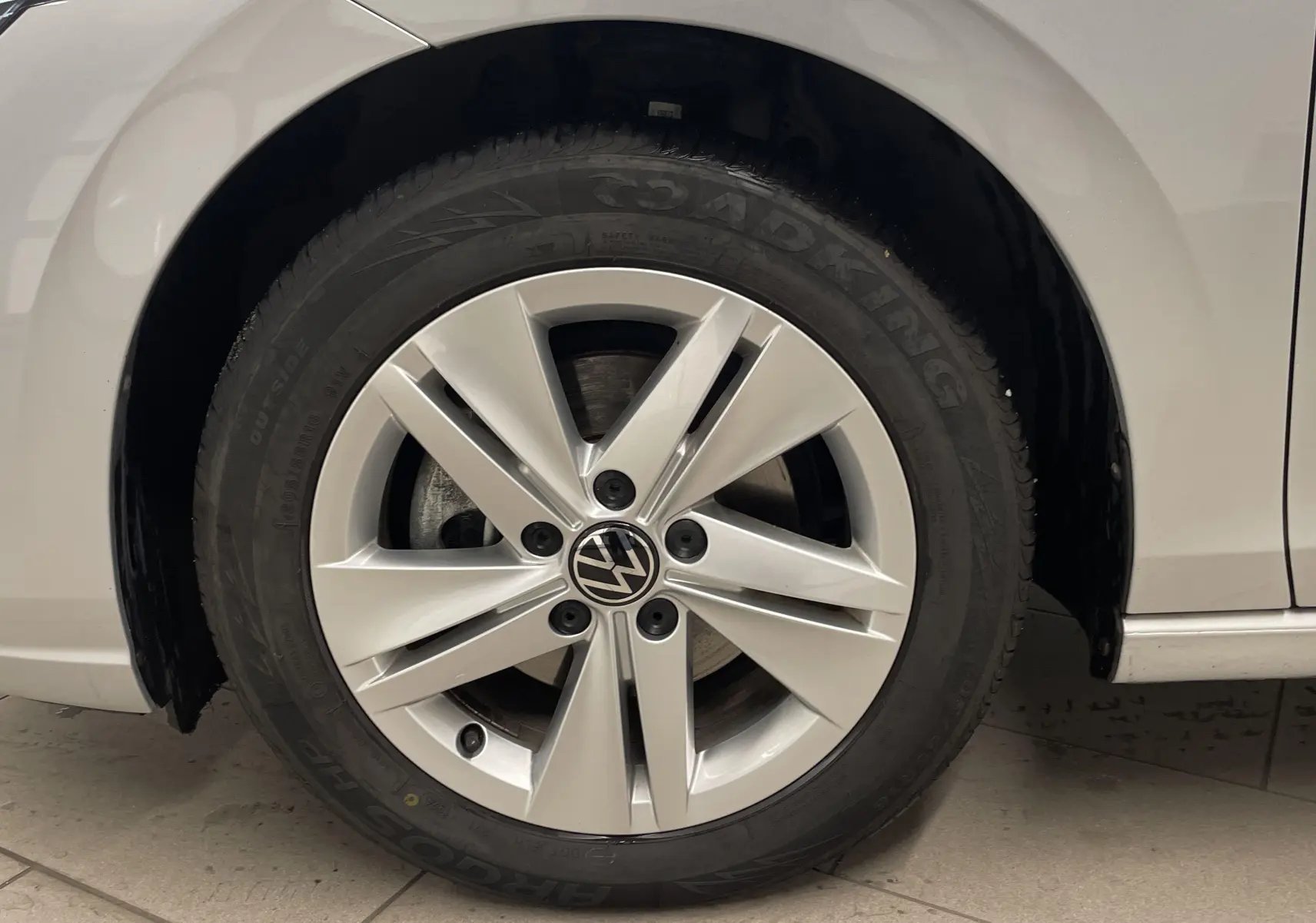 Gros plan sur la roue avant gauche argentée d'une Volkswagen Golf 2022 finition Life Business.