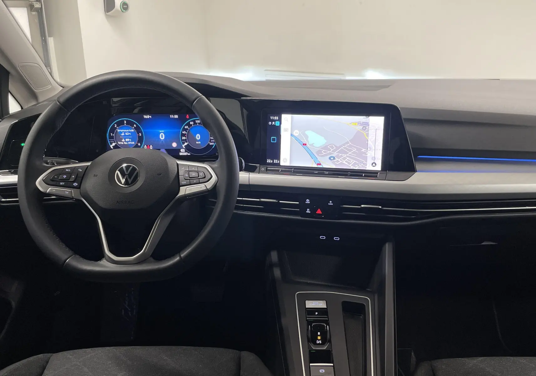 Vue intérieure du poste de conduite de la Volkswagen Golf 2.0 TDI 115 DSG7 en Reflet d'argent avec écran tactile et volant multifonction.