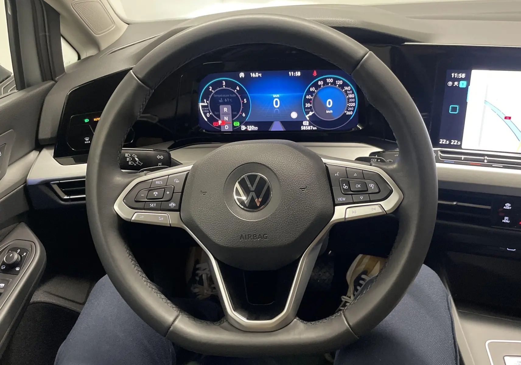 Vue centrée du volant multifonction et du tableau de bord numérique d'une Volkswagen Golf 2.0 TDI 2022.
