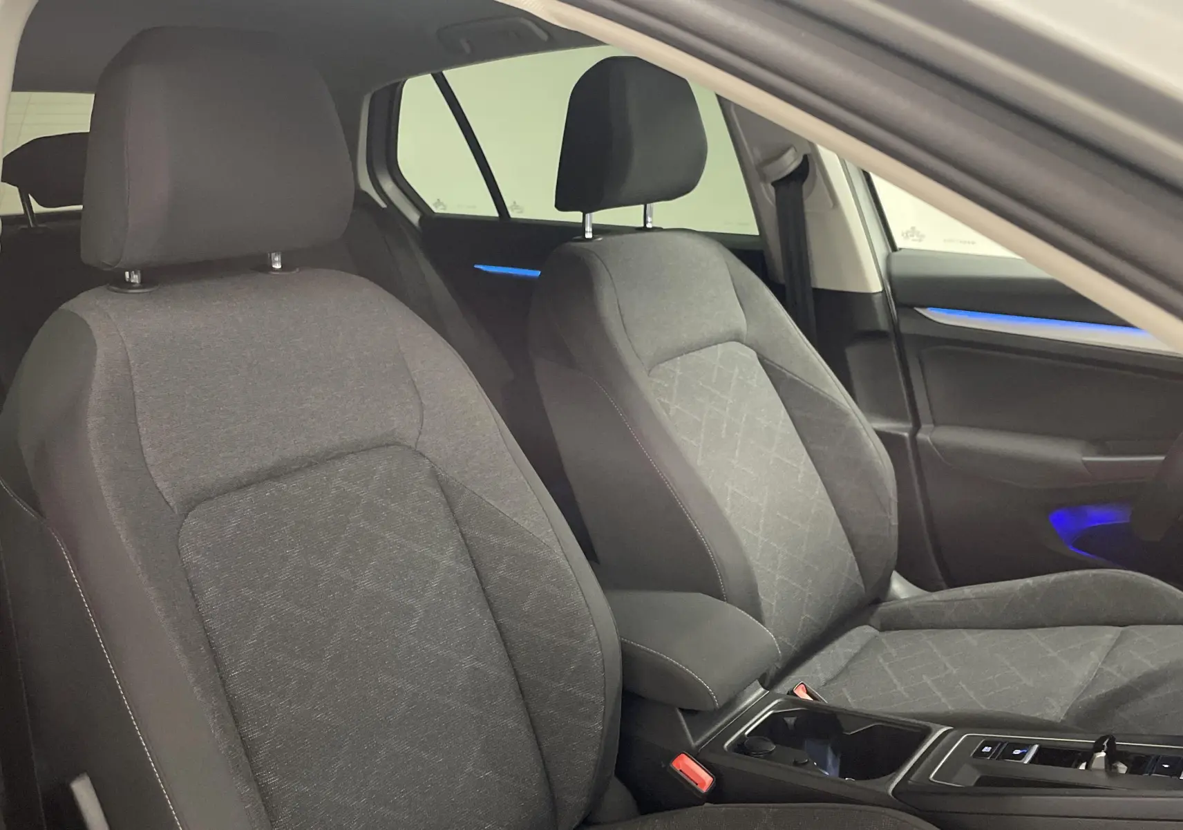 Vue intérieure côté droit sur les sièges avant gris de la Volkswagen Golf 2.0 TDI 115 DSG7 Life Business 2022.