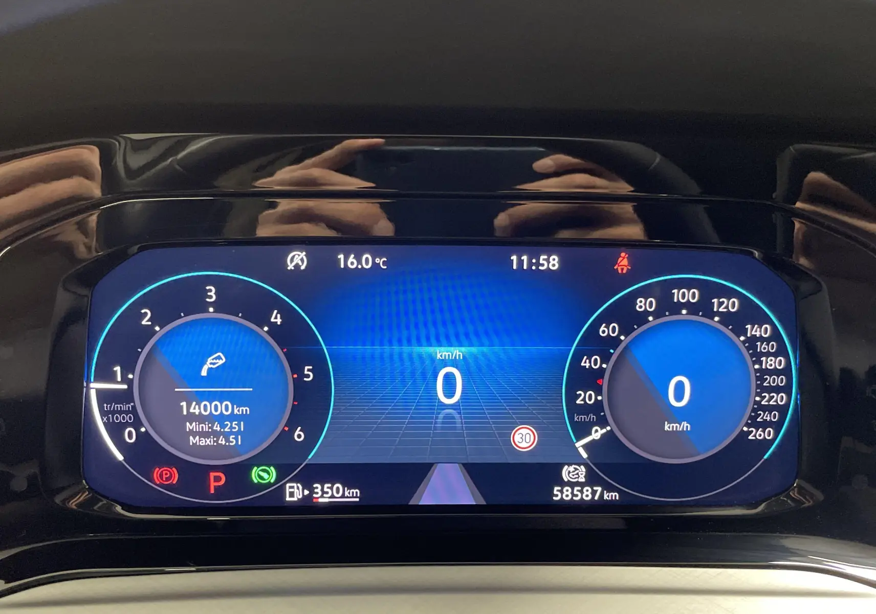 Tableau de bord numérique de Volkswagen Golf 2.0 TDI 115 DSG7, affichant 0 km/h et 58 587 km au compteur.