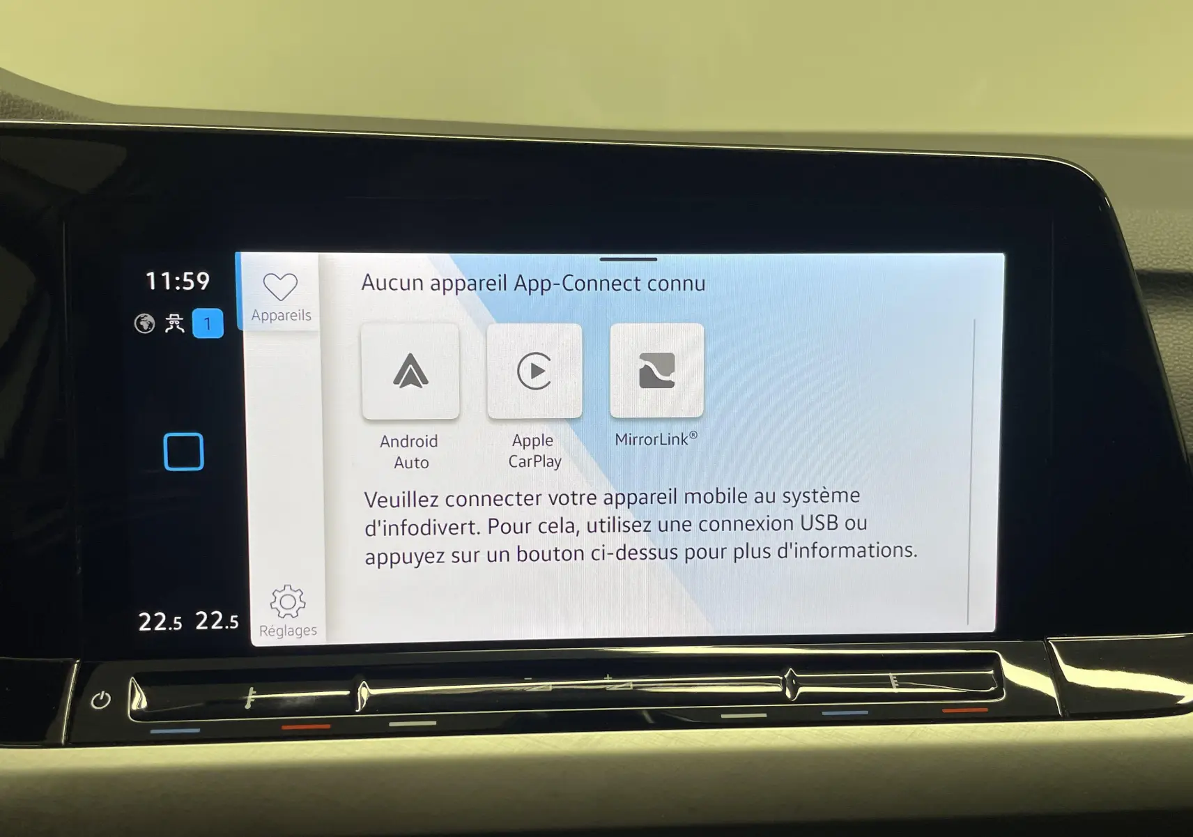 Écran tactile central de la Volkswagen Golf 2.0 TDI 115 DSG7 Life Business en Reflet d'argent, affichant les options App-Connect.